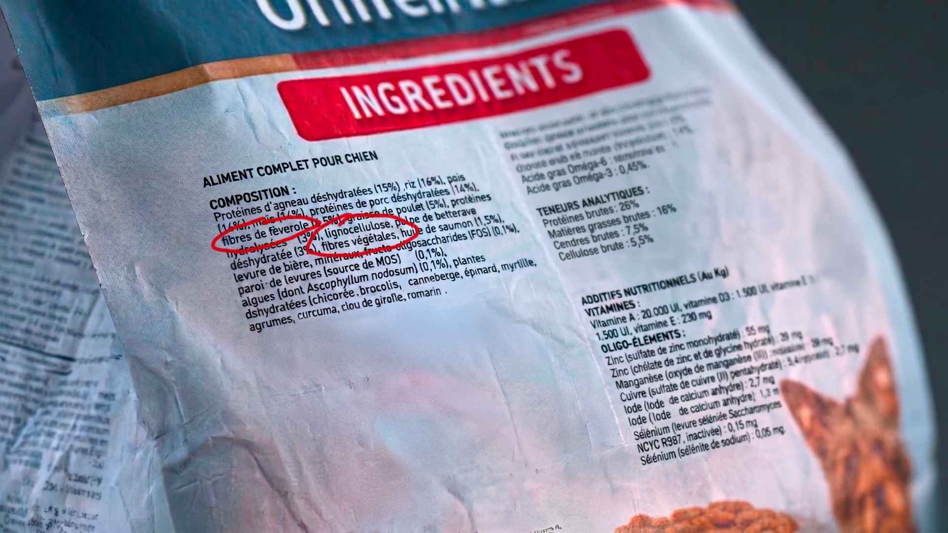 Un sac de croquettes à visé diététique, contenant du Bois sous forme de lignocellulose, de coques de feverole et de fibres végétales